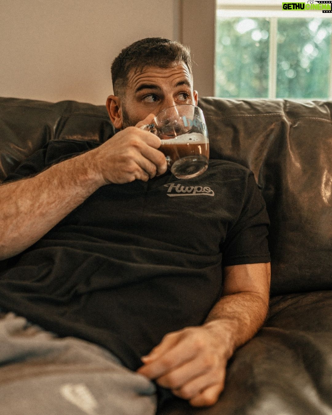 Mat Fraser Instagram - I made sure to pack @beam for our Hawaii trip because I really feel a difference when I don’t take it. A scoop (or two) of @beam dream powder helps me score great sleep with zero grogginess the next day. I’ve been taking it for years and still stand by it, it’s the real deal. For a limited time, get up to 40% off at the link in my bio, and start the new year feeling your best 🙌
