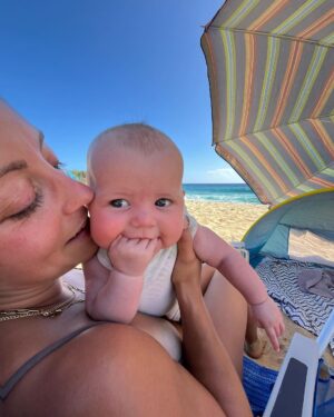 Mat Fraser Instagram - Well, we officially have an island baby. The sunshine looks good on her, just like mama. Until next time Hawai’i 🤙🌴. #hawaii #hwpo @sammymoniz