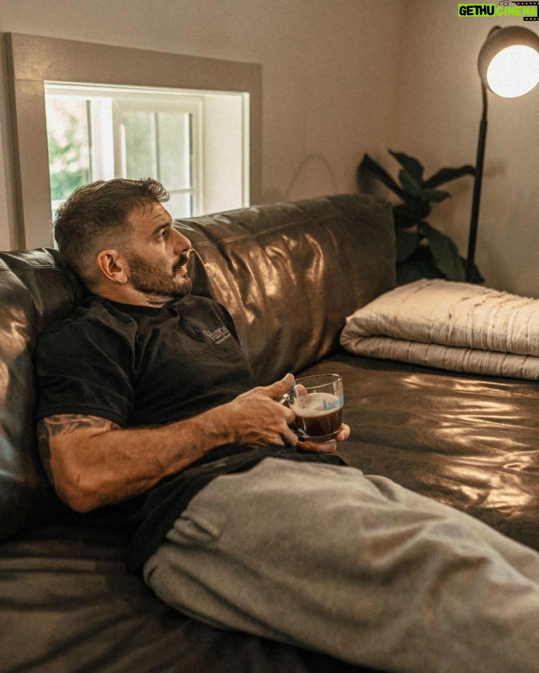 Mat Fraser Instagram - I made sure to pack @beam for our Hawaii trip because I really feel a difference when I don’t take it. A scoop (or two) of @beam dream powder helps me score great sleep with zero grogginess the next day. I’ve been taking it for years and still stand by it, it’s the real deal. For a limited time, get up to 40% off at the link in my bio, and start the new year feeling your best 🙌