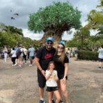 Matheus Ceará Instagram - E nossas férias continuam por esse mundo encantado em Orlando! Um dos passeios mais legais aconteceu hoje pelo Pandora the Word of Avatar! Acompanhem tudo nos stories! 😉 #ferias #viagem #familia #segunda #trip #passeio