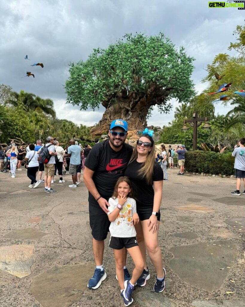 Matheus Ceará Instagram - E nossas férias continuam por esse mundo encantado em Orlando! Um dos passeios mais legais aconteceu hoje pelo Pandora the Word of Avatar! Acompanhem tudo nos stories! 😉 #ferias #viagem #familia #segunda #trip #passeio