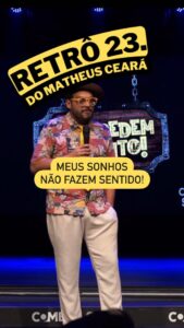Matheus Ceará Instagram - Ele estava sério, prestando a atenção e cheguei com essa! Ceis ficaram com dó ou acharam bom? 🤣🤣🤣 🚨AGENDA GERAL DE SHOWS! VOCÊS PEDEM E EU CONTO!! 🚨 Se liga nas datas e corre no link da bio para garantir o seu ingresso @matheusceara 🚨CONFIRA A AGENDA 06/01- Curitiba/PR 07/01- Campinas/SP 11/01- Itú/SP 12/01- Rio de Janeiro/RJ 13/01- Cotia/SP 18/01- Campinas/SP 19/01- Santos/SP 20/01- Guarujá/SP 25/01- Campinas/SP 24/01- Guarulhos/SP 26/01- Osasco/SP 27/01- São Bernardo do Campo/SP 28/01- São Paulo/SP 08/03- Florianópolis/SC 10/03- Blumenau/SC #shows #show #standupcomedy #matheusceara #retro2matheusceara