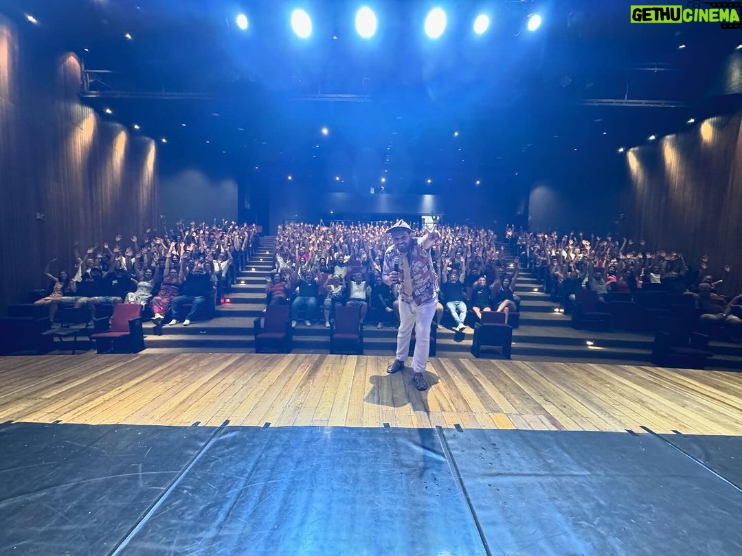 Matheus Ceará Instagram - Hoje foi em Marilia essas duas Sessões Esgotadas! Amanha é Adamantina e Domingo Bauru! Bora rir Brasil! 😀🙏 Teatro Municipal de Marília