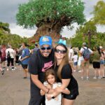 Matheus Ceará Instagram - E nossas férias continuam por esse mundo encantado em Orlando! Um dos passeios mais legais aconteceu hoje pelo Pandora the Word of Avatar! Acompanhem tudo nos stories! 😉 #ferias #viagem #familia #segunda #trip #passeio