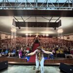 Matheus Ceará Instagram – De hoje em Blumenau! Casa Cheia e mais uma semana Top de quinta a Domingo mais de 3 mil Pessoas Sorriram comigo! E ainda tem muito mais esse mês! Bora rir Brasil! Teatro Michelangelo – Uniasselvi