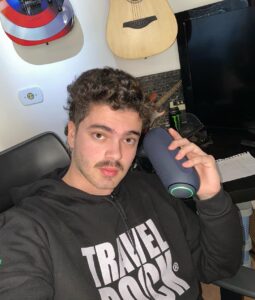 Matheus Lustosa Instagram - GALERAAA, presente pra vocês! Quer ganhar uma caixa de som LG XBOOMgo? maravilhosa?! 🤩 É simples pra concorrer é só estar me seguindo, seguindo @ogirafa e marcar 3 amigos(as) aqui nos comentários!! Resultado sai no dia 03/09 Boa sorte 🤩😇 São Paulo, Brazil