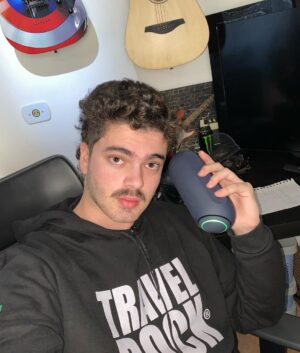 Matheus Lustosa Instagram - GALERAAA, presente pra vocês! Quer ganhar uma caixa de som LG XBOOMgo? maravilhosa?! 🤩
É simples pra concorrer é só estar me seguindo, seguindo @ogirafa e marcar 3 amigos(as) aqui nos comentários!! 
Resultado sai no dia 03/09
Boa sorte 🤩😇