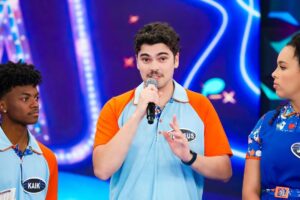 Matheus Lustosa Instagram - Hoje vai ter uma batalha entre os clássicos do sbt, comemorando os 42 anos da emissora hoje as 20H tem especial no programa Silvio Santos. 🤩🤩 
 CHIQUITITAS X CARROSSEL
 Muito bom estar em casa !!!
Que turma você acha que leva o troféu? #chiquititas #sbt