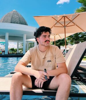 Matheus Lustosa Instagram - pensa em um lugar lindo 😀