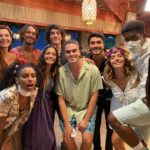 Matheus Lustosa Instagram - ae galeraaa, temporada de verão já tá na Netflix, segue uma das fotos que tenho dos bastidores com esse elenco maravilhoso😅