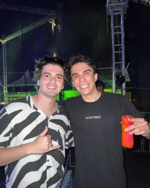Matheus Lustosa Instagram - fotinha com o homi que fez uma festona na viagem 😅