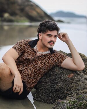 Matheus Lustosa Instagram - eu preciso de um Tesla pra escrever o verso na estrada 😑🈳