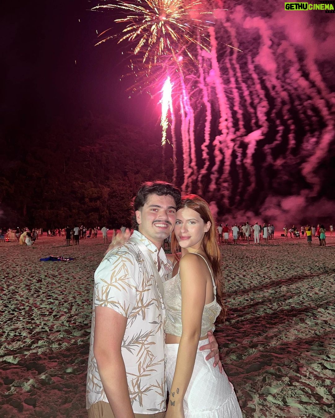 Matheus Lustosa Instagram - feeling 2022 in our own way 🥂 Juquehy Beach
