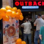 Matheus Lustosa Instagram - Hoje é o dia em que você pode curtir seu momento outback e ajudar milhares de crianças com doenças graves, bora pro @outbackbrasil ?? #reelslovers Outback Shopping Eldorado
