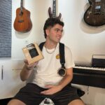 Matheus Lustosa Instagram - Fala galera! Pensaram que iriam ficar de fora? Claro que não! Veio um presente do @ogirafa e @houseofmarley para vocês, olha só: Essa caixa de som potente e com o design incrível que eu estou apaixonado! Quer ter uma? Basta seguir: @matheuslustosaa @ogirafa @houseofmarley E marcar uma pessoa por comentário ! E ah, não esquecem de engajar muito! Vou escolher a pessoa que mais engajar nos perfis acima! Vou estar acompanhando tudo por aqui. São Paulo, Brazil