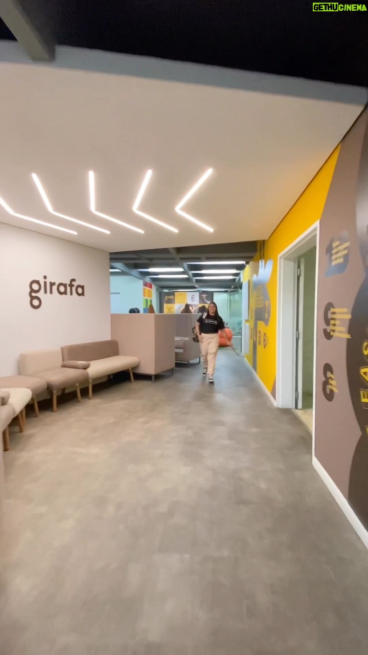 Matheus Lustosa Instagram - Já parou pra pensar como funciona uma empresa de tecnologia?! @ogirafa