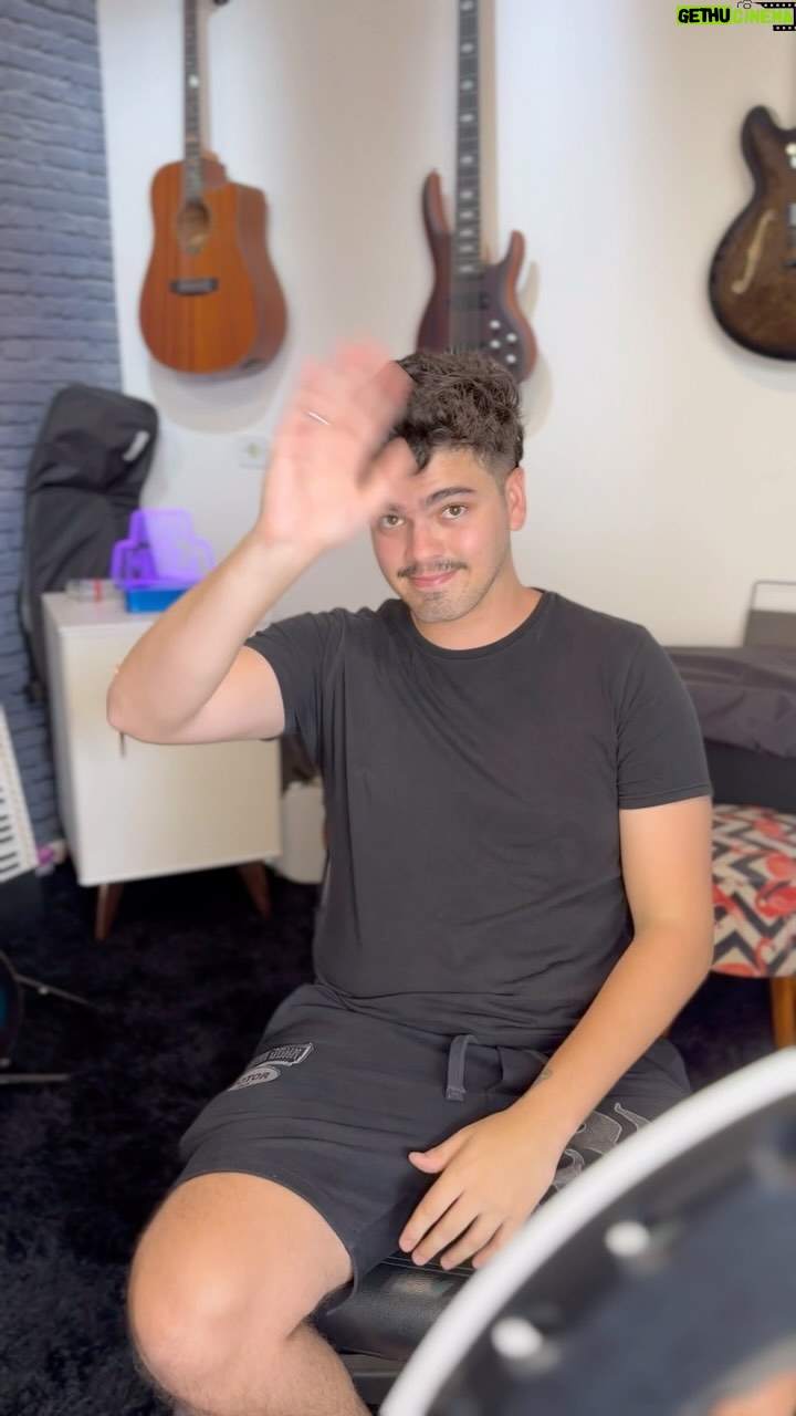 Matheus Lustosa Instagram - famíliaa se liga nesse monitor irado que a Pichau me mandouu, corre lá no site deles que tá rolando várias promoções e já atualiza seu setup igual eu fiz 🤩