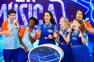 Matheus Lustosa Instagram - Hoje vai ter uma batalha entre os clássicos do sbt, comemorando os 42 anos da emissora hoje as 20H tem especial no programa Silvio Santos. 🤩🤩 
 CHIQUITITAS X CARROSSEL
 Muito bom estar em casa !!!
Que turma você acha que leva o troféu? #chiquititas #sbt