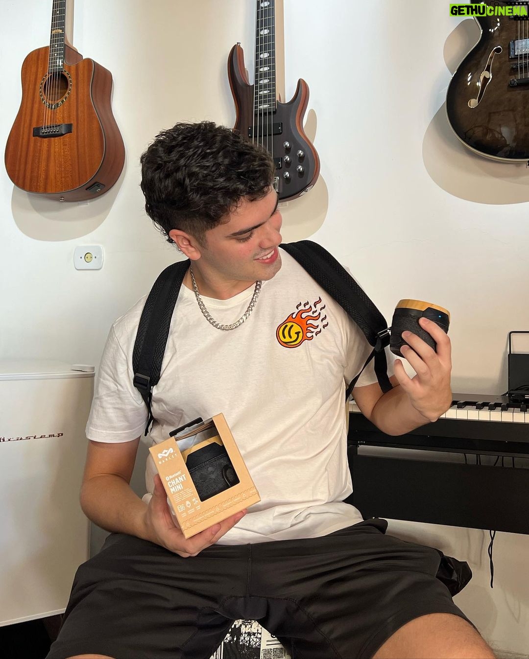 Matheus Lustosa Instagram - Fala galera! Pensaram que iriam ficar de fora? Claro que não! Veio um presente do @ogirafa e @houseofmarley para vocês, olha só: Essa caixa de som potente e com o design incrível que eu estou apaixonado! Quer ter uma? Basta seguir: @matheuslustosaa @ogirafa @houseofmarley E marcar uma pessoa por comentário ! E ah, não esquecem de engajar muito! Vou escolher a pessoa que mais engajar nos perfis acima! Vou estar acompanhando tudo por aqui. São Paulo, Brazil