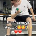 Matheus Ueta Instagram - Oq mais eu ouviria além de taylor swift🥰🥰💖💖✨ #academia #humor #cbum vocês escutam oq na academia?!