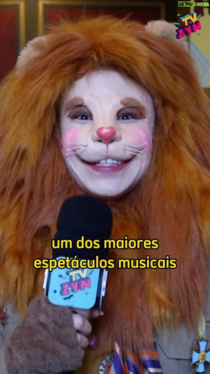 Matheus Ueta Instagram - Leon tirou uma folguinha do MDI e foi parar nos bastidores do musical O Rei Leão, um dos maiores espetáculos da Broadway. O episódio inédito vai ao ar neste sábado, às 13:00 no nosso canal do YouTube! 🦁❤️ #TVZyn #thelionking #reileaoomusical #broadway #sbt #bastidores