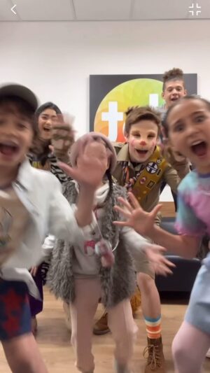 Matheus Ueta Instagram - O CAOS MEU DEUS KKKKKKKKK amo vocês minhas criançassssss #ainfanciaderomeuejulieta @ainfanciaderomeuejulieta @sbt @primevideobr
