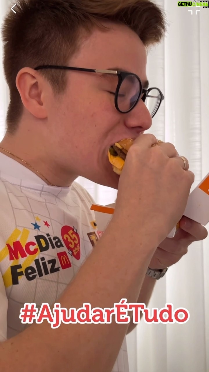 Matheus Ueta Instagram - bora ajudar o #mcdiafeliz !! na compra de um BigMac todo o lucro será revertido para as casas Ronald McDonald #ajudarétudo