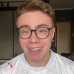 Matheus Ueta Instagram - Amanhã, Sábado dia 26 de agosto é dia de comer Big Mac 🍔 e ajudar as crianças e adolescentes da Casa Ronald McDonald ABC! Corre que ainda dá tempo de comprar seu ticket físico na casa 🎟️, ou entre em contato pelo whatsapp (11) 96331-4015, porque ajudar é divertido, ajudar é demais, ajudar é tudo! ✨ #McDiaFeliz #ajudarétudo