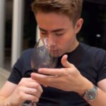 Matheus Ueta Instagram - kkkkkkkkkkk quando eu vou em um restaurante chique com a minha princesa @_stellacordeiro_ #vinho #humor