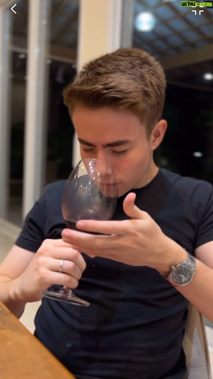 Matheus Ueta Instagram - kkkkkkkkkkk quando eu vou em um restaurante chique com a minha princesa @_stellacordeiro_ #vinho #humor