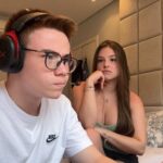 Matheus Ueta Instagram - o gamer mais fraco. #casal #humor Mulheres, o homem pode abrir o jogo?