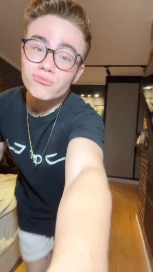 Matheus Ueta Instagram - o pior do app mais uma vez! vcs me perdoem por colocar essa daqui na foryou KKKKKKK #fy #dance #dc #trend