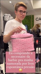 Matheus Ueta Instagram - marca aí quem tem que te dar uma dessas👇🏻 #barbie #casal #humor