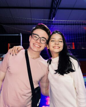 Matheus Ueta Instagram - Só eu que amoooo a Karen?? 💙 @jolieoficial.br
