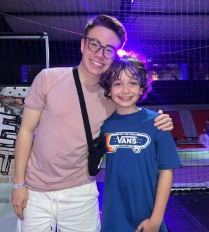 Matheus Ueta Instagram - meu irmãozinho❤️ quem aí é fã dessa dupla??