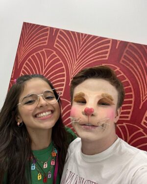 Matheus Ueta Instagram - fotinho de ontem com a @vivilucasf 

quem aí gosta da Lívia??!