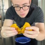 Matheus Ueta Instagram - - 4 colheres de sopa de leite - 1 ovo - 2 colheres de sopa de açúcar - 1/2 cenoura - 4 colheres de sopa de farinha de trigo - 1 colher de chá de fermento (rasa) - Chocolate para rechear manda pra quem vai fazer pra você! Ficou com vontade?