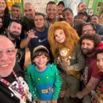 Matheus Ueta Instagram - Uma equipe de milhões. Todos num só propósito: Levar para o seu Lar lindas histórias e grandes momentos. Ah, como sou grato em fazer parte de grande time de feras, excelentes profissionais da 📺🇧🇷 @ainfanciaderomeuejulieta @tvzyn @sbt