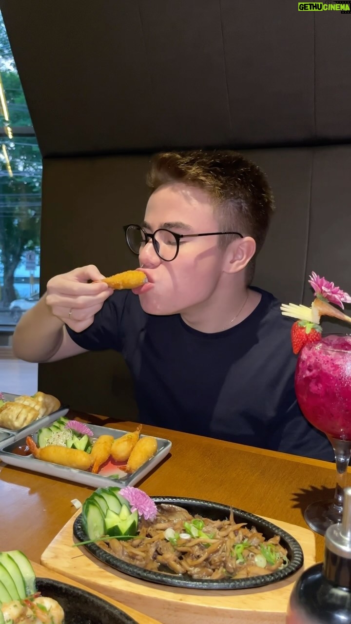 Matheus Ueta Instagram - Fui no @zenseisushijundiai e saí apaixonado (e quase rolando de tanto comer kkkkkk) Rodízios a partir de R$82,90 Vale muito🤩 #jundiai Marca aí quem vai te levar! Vai que eu escolho pra dar um rodízio👀👀 Jundiaí