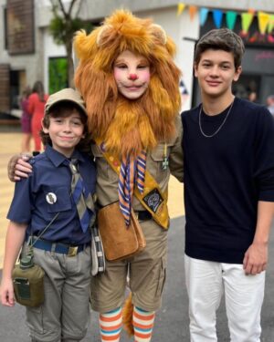 Matheus Ueta Instagram - De ontem! um dia mágico🧡 vem aí Leon! meu mais novo personagem em @ainfanciaderomeuejulieta 

vai ser incrível 🧡🦁