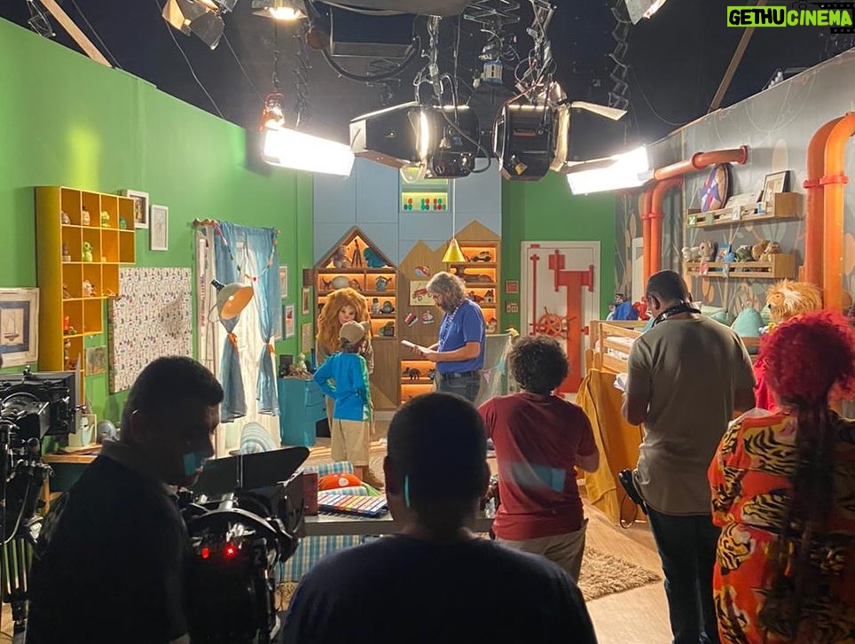 Matheus Ueta Instagram - Uma equipe de milhões. Todos num só propósito: Levar para o seu Lar lindas histórias e grandes momentos. Ah, como sou grato em fazer parte de grande time de feras, excelentes profissionais da 📺🇧🇷 @ainfanciaderomeuejulieta @tvzyn @sbt