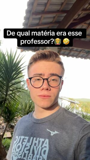 Matheus Ueta Instagram - kkkkkkkkkk meu professor de matemática não vivia sem o microfone e a bolsa que ele carregava as provas🤣🤣🤣🤣🤣

inspiração: @loud_braboxp