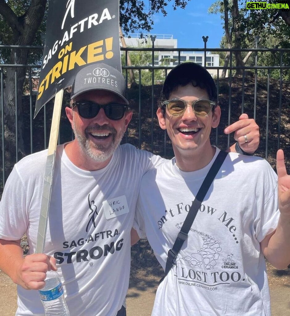 Matt Bennett Instagram - Loved running into my old pal @mrericlange (Sikowitz) while out in support of the #sagaftrastrike today! Los Angeles, California