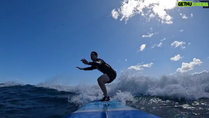 Matt Bennett Instagram - Your boy stood for a solid four and a half seconds on a surf board last week! Thanks for the lesson @radicalrp @hhsurf 🤙 🤙 🤙 don’t critique my form in the comments I’m still working on it thank you :)