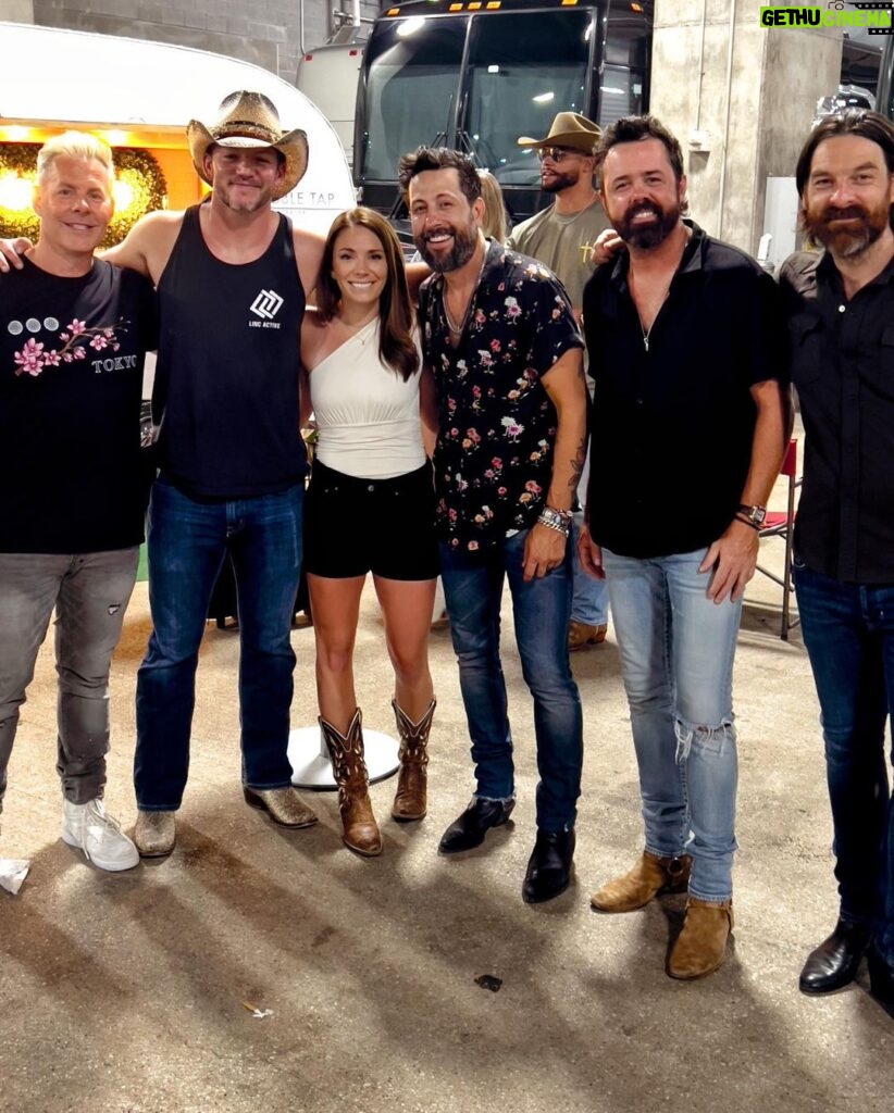 Matt Carriker Instagram - Big thanks to @olddominionmusic for bringing us out to the show. The dudes killed it as usual! @kennychesney is the man! @mere_carriker is beautiful as always and I’m pretty sure she knows every OD lyric. Pretty stellar weekend. Be good 🙏 AT&T Stadium