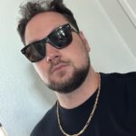 Matt McGorry Instagram - Daddy says, “SAG-AFTRA members, vote ‘yes’ on a strike authorization!” 💁🏻‍♂️ Also, you can vote online instead of waiting for postcards, go to sagaftra.org ❤️‍🔥