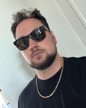 Matt McGorry Instagram - Daddy says, “SAG-AFTRA members, vote ‘yes’ on a strike authorization!” 💁🏻‍♂️

Also, you can vote online instead of waiting for postcards, go to sagaftra.org ❤️‍🔥