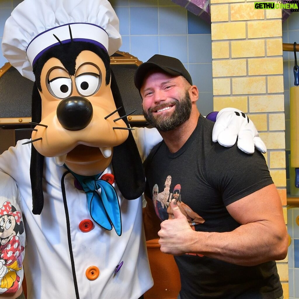 Matthew Cardona Instagram - Just had breakfast with Goofy at @disneyland. I had to crop out @chelseaagreen because she said she looked puffy.