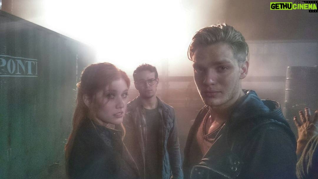 Matthew Daddario Instagram - 4 days until #shadowhunters, worldwide in 5.