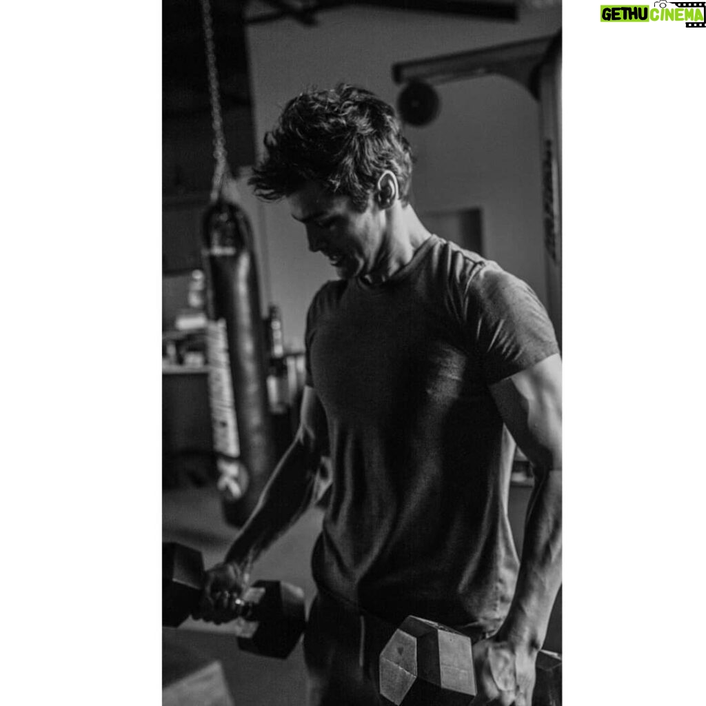 Matthew Daddario Instagram - Give me a few months and I'll post photos of 🍕🍺 🍩🍤🥂🌮🍔🥪 lifting. @albertorosende 📷 @nunodesalles76